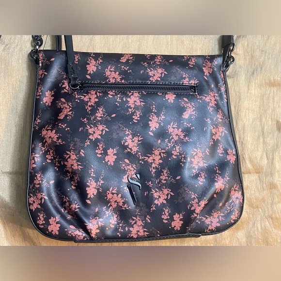 Simply Vera Vera Wang Remsen
Crossbody Bag by Simply Vera Vera Wang. - Picture 2 of 13